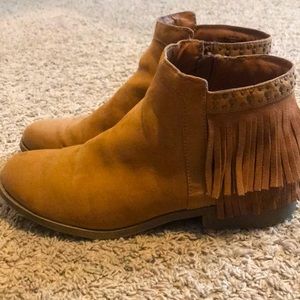 Tan ankle boots with cute fringe on the heels!